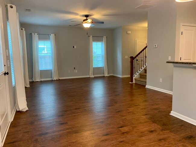 Large living area with lots of natural light - 1545 Oldenburg Dr