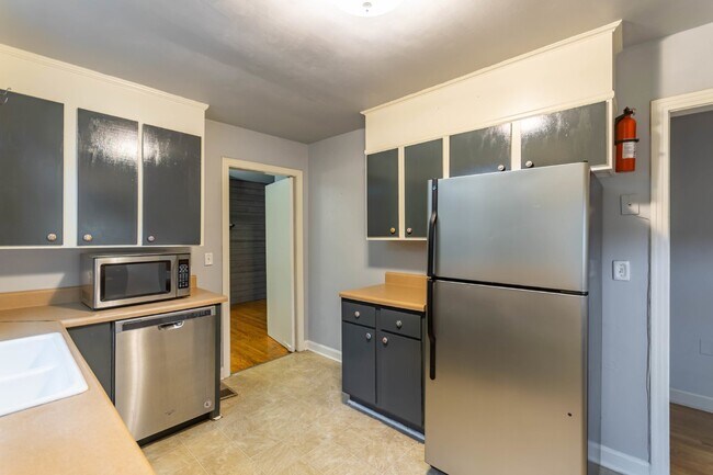 Building Photo - Fantastic 3/2 East Nashville w/ Bonus Room & Sunroom!