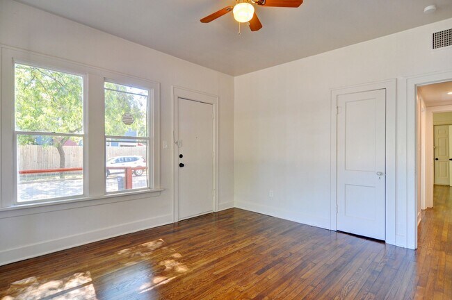 Building Photo - Near Southside Downstairs Duplex