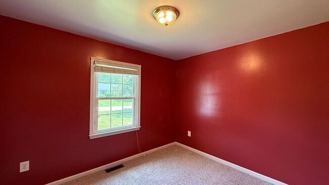 Building Photo - Three Bedroom Rambler in Fredericksburg