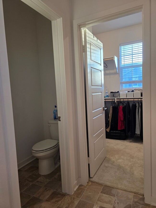 Building Photo - Modern 4BR Townhome in Fontana