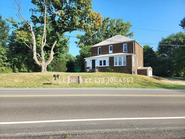 Building Photo - 2823 Columbus Rd NE