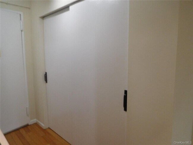 Building Photo - 2 Consulate Dr