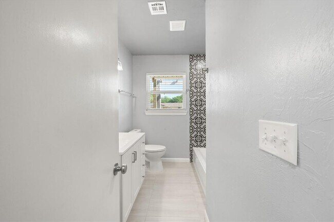 Building Photo - 132 Elwood Dr