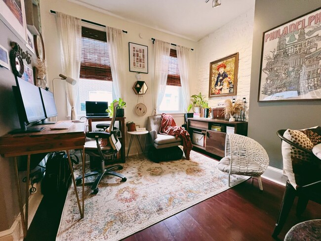 Building Photo - Gorgeous 2-Bed Townhome in Pennsport! Available on NOW!