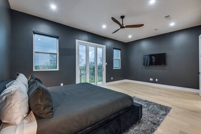 Building Photo - Stunning 3BR  3.5 Bath Townhome in Dallas