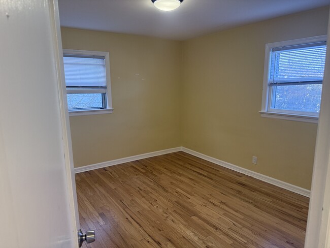 Building Photo - 21 Bellport Pl