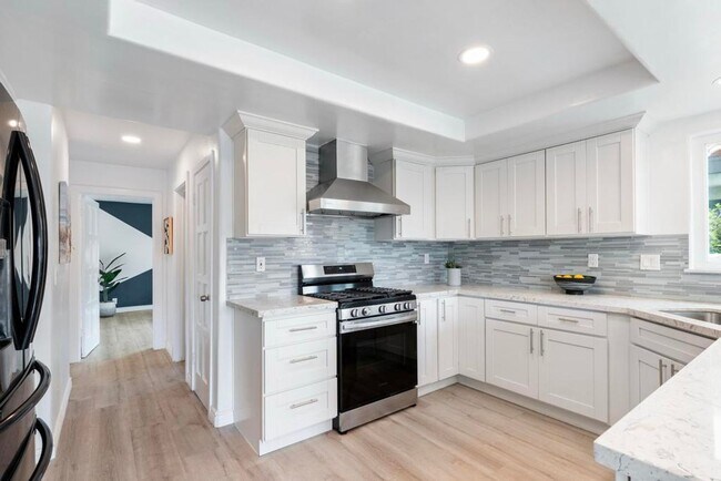 Building Photo - Stunning 5-Bed, 4-Bath Fully Furnished Home in Prestigious Huntington Harbour