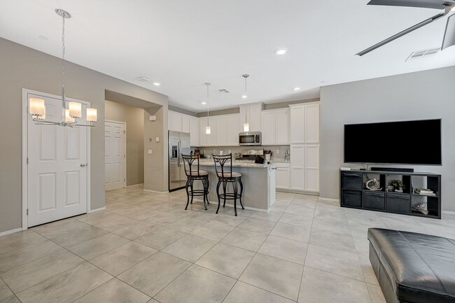 Building Photo - Modern 3 Bedroom Townhouse near Blue Diamond