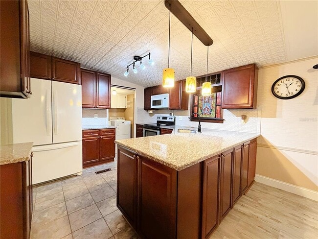 Building Photo - 7139 Alamanda Blvd W