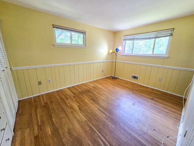 Building Photo - 305 Hillsboro Dr