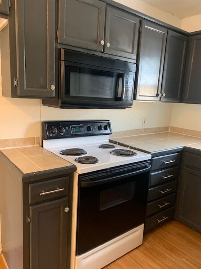 Building Photo - Two bedroom or one bedroom with office