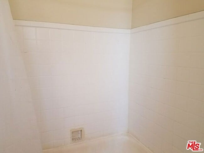 Building Photo - 615 N Rossmore Ave