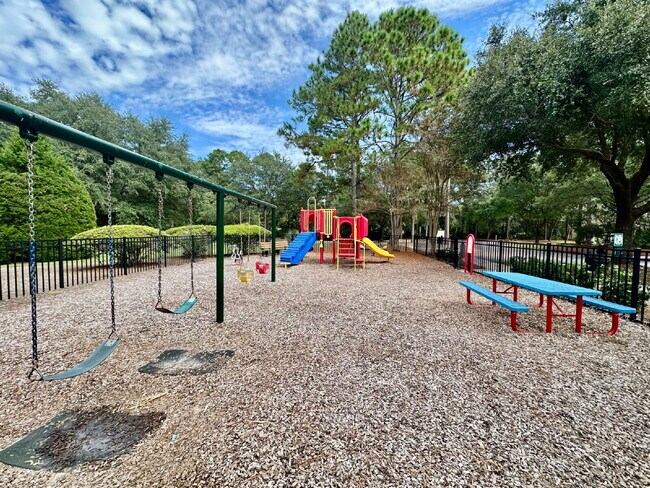 Building Photo - Bright and Airy Three Bedroom Home in Lake...