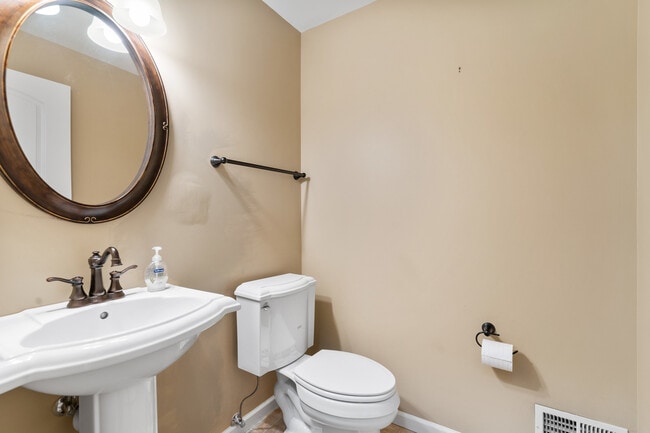Building Photo - 1509 Lake Ridge Ct