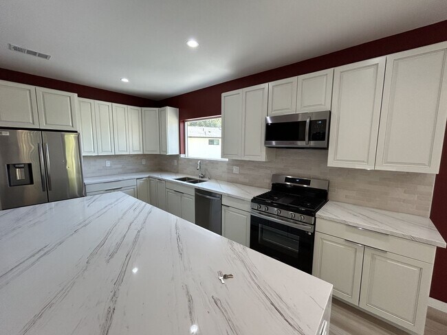 Building Photo - Newly Built 4 bed 2 bath unit (2024)