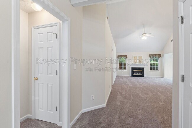 Building Photo - 296 Southbank Dr