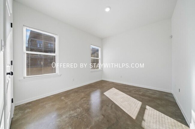 Building Photo - 1571 Court Ave