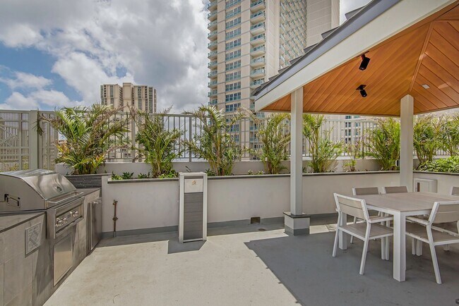 Building Photo - Kapiolani Residence - Great Location, Grea...