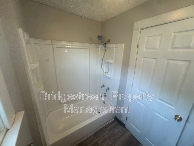 Building Photo - 144 W Parkwood Dr