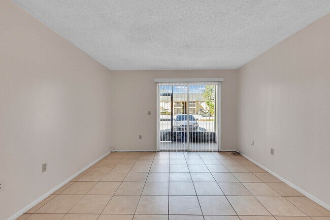 Building Photo - 902 Lake Destiny Rd