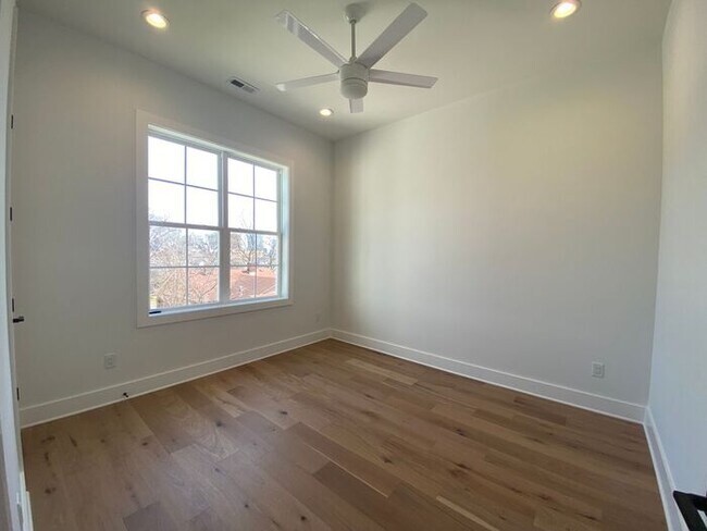 Building Photo - Luxury 4 Bed 3 Bath - 4 Minutes from Downt...