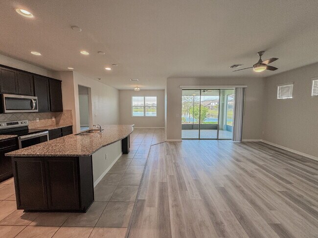 Building Photo - Gorgeous 4 bedroom 2 bath home in luxuriou...