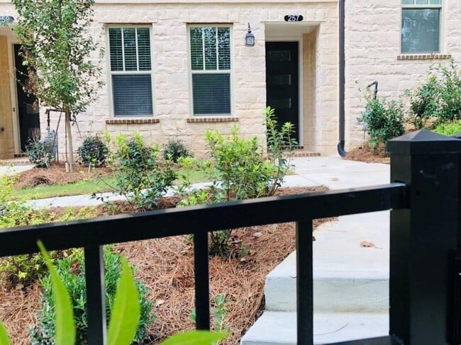 Building Photo - 257 Franklin Rd