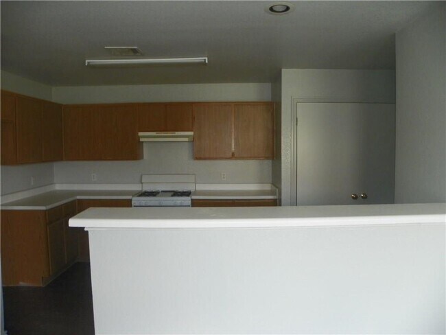 Building Photo - 2221 Creekside Ln