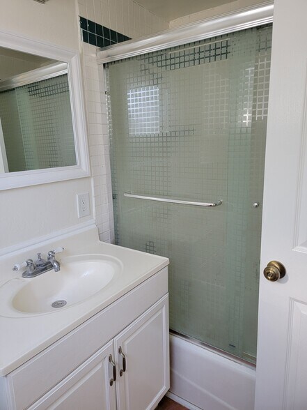 Building Photo - 641 Shalimar Dr