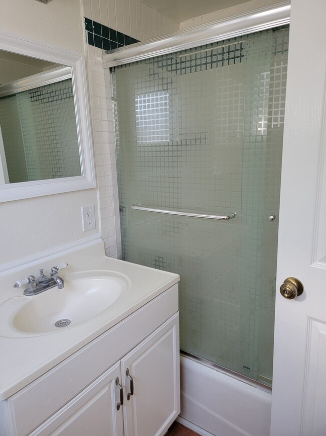 Building Photo - 641 Shalimar Dr