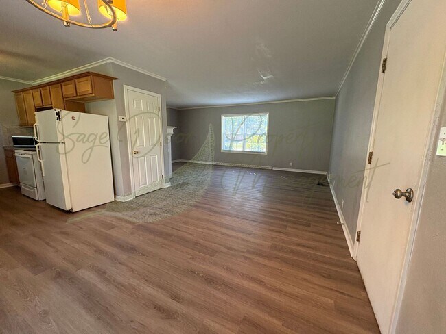 Building Photo - BRAND NEW FLOORING THROUGHOUT!!!