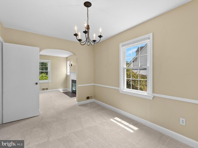 Building Photo - 404 S George Mason Dr