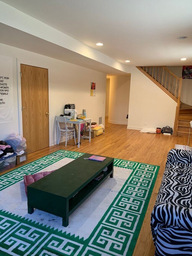 Building Photo - Very Spacious 5 BR/3 BA Duplex in Lincoln ...