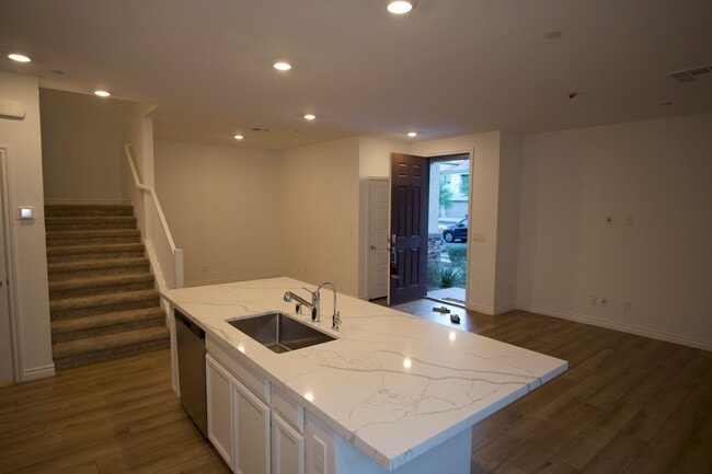 Building Photo - Spacious 2 Story Townhome!