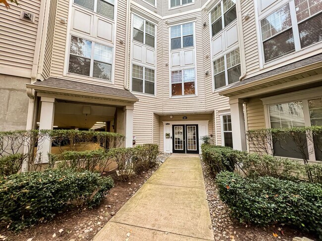 Building Photo - Sunny 1 Bed 1 Bath Condo In Beautiful Fairfax Ridge Condo