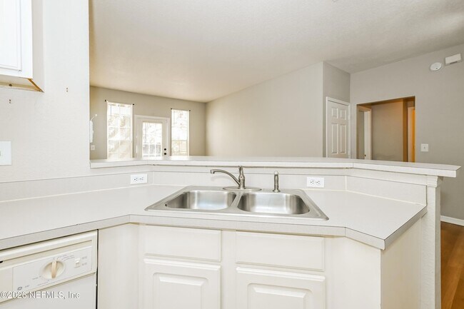 Building Photo - 13700 Richmond Park Dr N