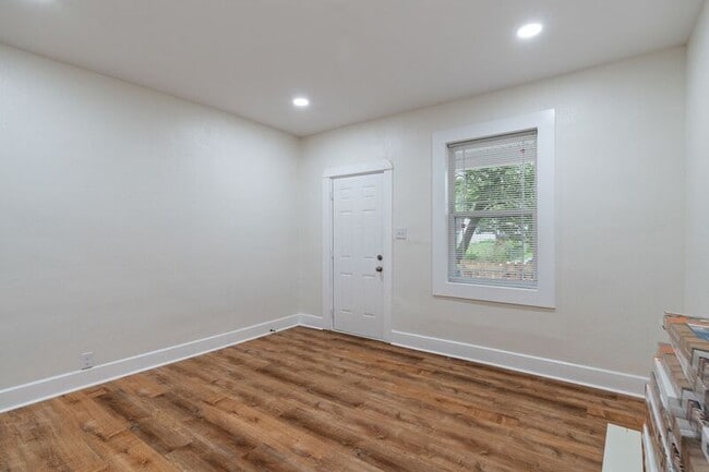 Building Photo - 209 N Addison St