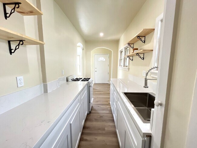 Building Photo - Just Listed! 1B/1B Newly Remodeled Unit