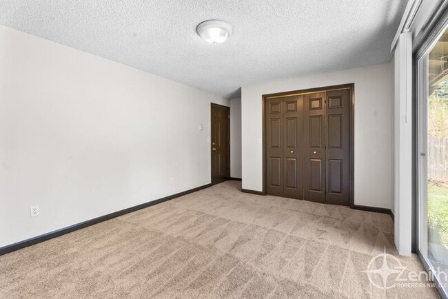 Building Photo - 805 NE 122nd Ave