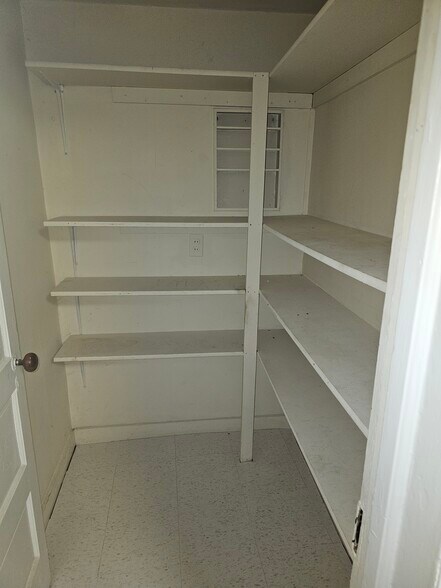 Walk in pantry - 1165 York Rd