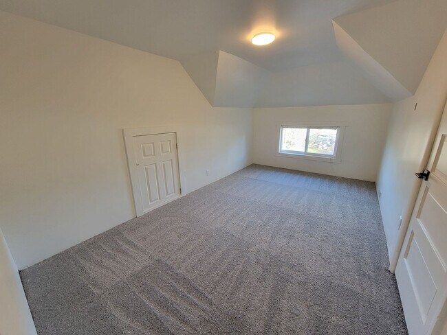 Building Photo - Don’t Miss This! Spacious 2 Bed, 2 Bath in North Portland