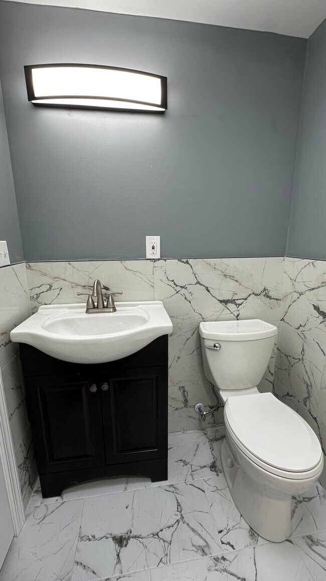 Building Photo - 5152 Crestwood Dr