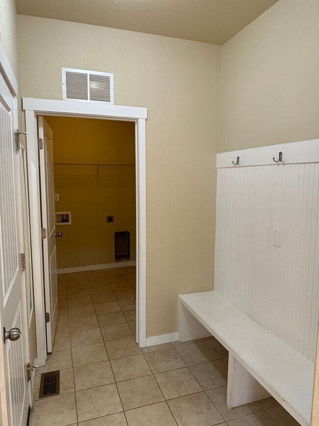 Building Photo - BEAUTIFUL 4BD HOME in NE COL SPGS w/ MAIN-LEVEL MASTER SUITE & AC - Security Deposit Alternative ...