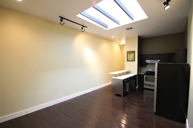 Building Photo - 319 S Flores St