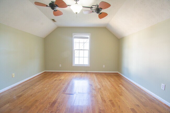 Building Photo - 3 Bedroom 2.5 Bathroom with Bonus Room!