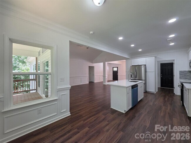 Building Photo - 595 Foxwood Dr SE