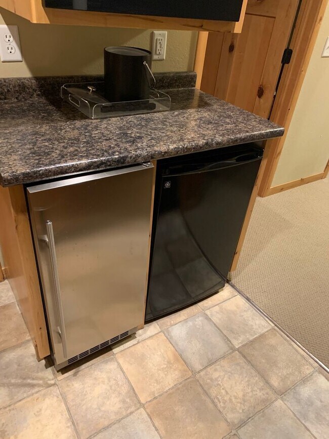 Building Photo - Short Term Winter Rental - 3 Bed / 5 Bath Condo in Lakeshore