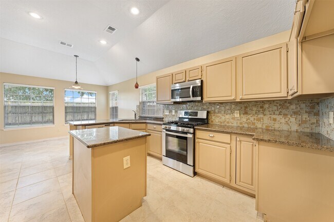 Building Photo - 211 Scarlet Maple Dr