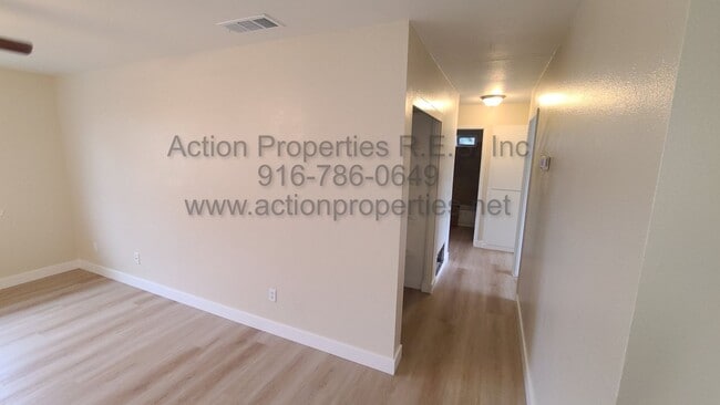 Building Photo - Very Clean 3 Bedroom 1.5 bath, 2 Car Garag...